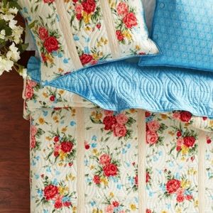 NEW Pioneer Woman King Quilt Set with two matching pillow shams